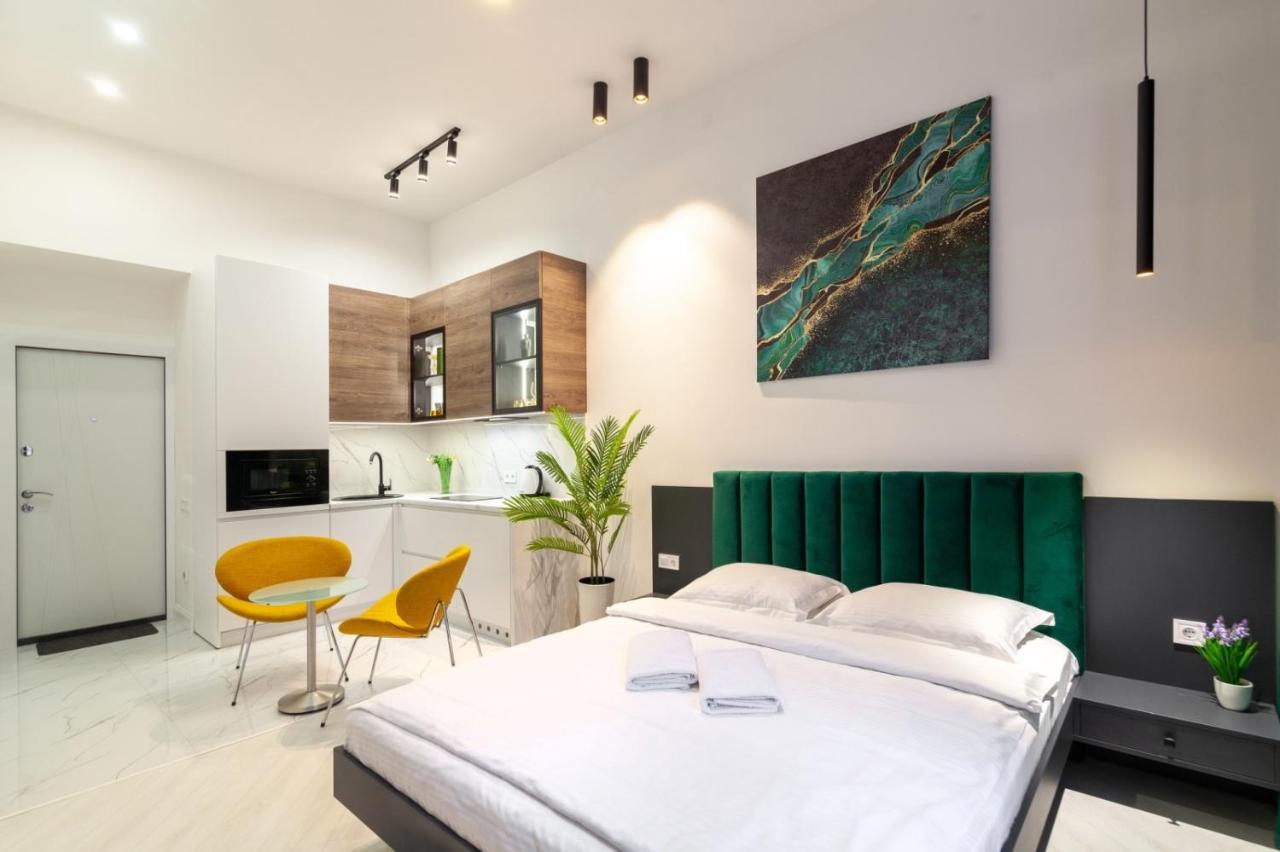 Зелені Апартаменти Біля Оперного Театру Flat In The City Center Lviv Exterior photo